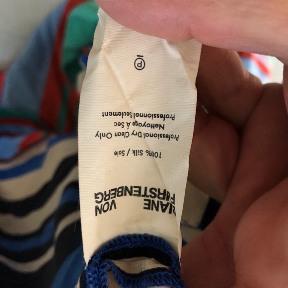 Diane Von Furstenberg Silk Short Sleeve Blouse Med - Picture 6 of 8